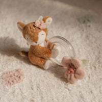 Spelen en ontdekken met de Little Dutch ringrammelaar hert uit het fairy garden-thema. Zacht rammelgeluid en veilige materialen stimuleren de zintuigen. Perfect cadeau voor baby's. VanZus