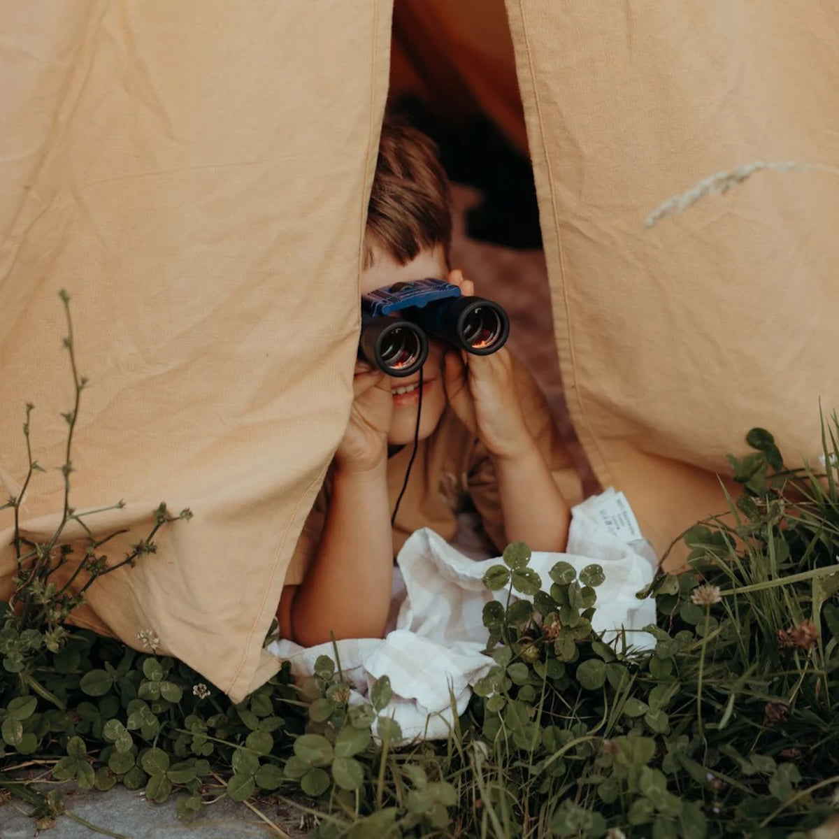 Laat kinderen de wereld op een nieuwe manier ontdekken met de Kidywolf kidybinoculars verrekijker! Deze speciaal ontworpen verrekijker biedt een 10x vergroting en een objectiefdiameter van 25 mm, zodat jonge ontdekkers alles haarscherp kunnen bekijken – van vogels in de tuin tot verre landschappen. VanZus