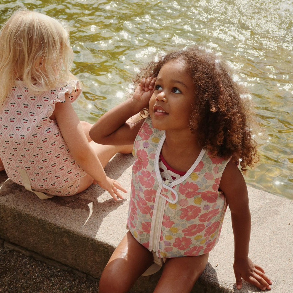 Het Konges Slojd avery zwemvest in de kleur fleur anglaise is een onmisbaar accessoire voor jouw kleine waterliefhebber. Dit zwemvestje biedt optimale veiligheid en ondersteuning tijdens het zwemmen, dankzij de hoogwaardige neopreen materialen. VanZus