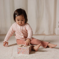 Zoek de juiste openingen met de houten vormenstoof fairy garden van Little Dutch. Leer op een speelse manier vormen en kleuren te herkennen. Helpt bij het ontwikkelen van de hand-oog coördinatie. VanZus