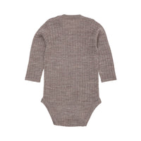 Het Copenhagen Colors merino rib rompertje natural melange is gemaakt van 100% Merinowol. Dit natuurlijke materiaal reguleert de temperatuur en is zacht voor de huid. VanZus