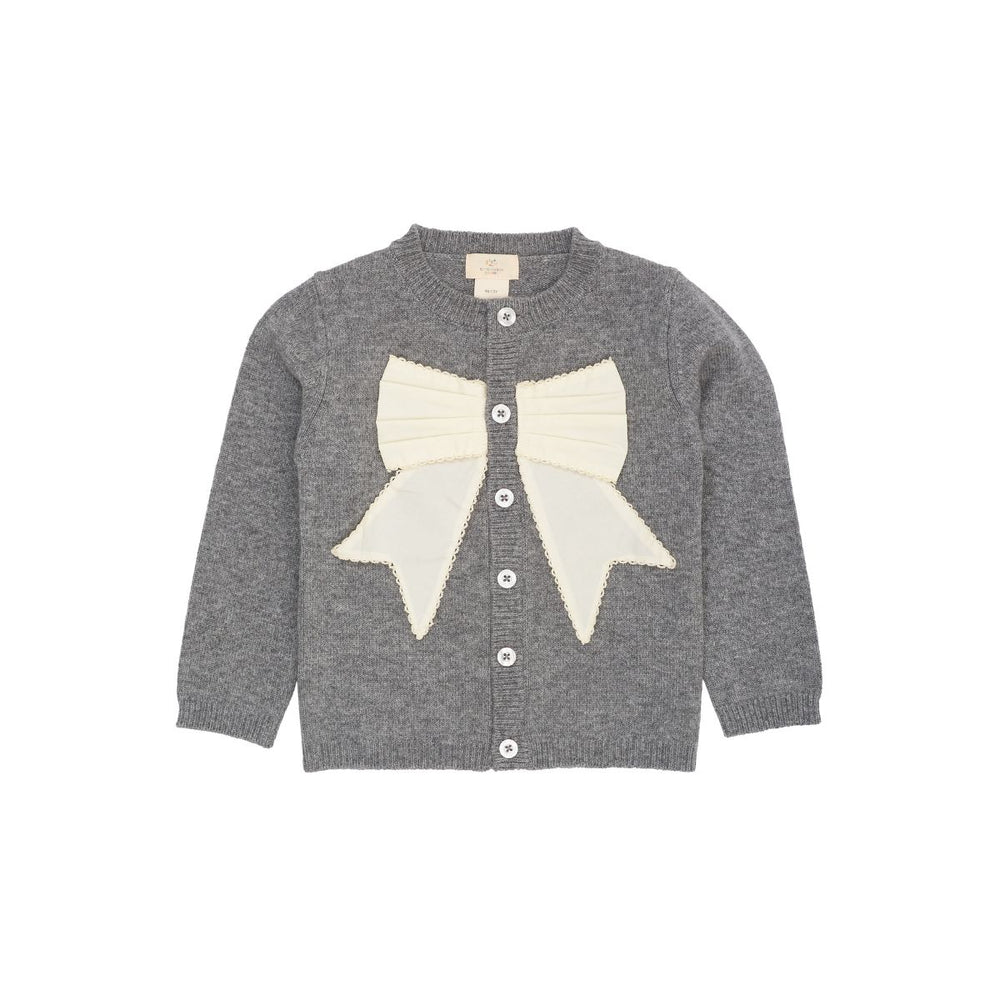 Het Copenhagen Colors cashmere vestje poplin bow dark grey melange/cream is een warme laag met een klassiek accent. De grijze kleur vormt een mooi contrast met de witte strik aan de voorkant. VanZus