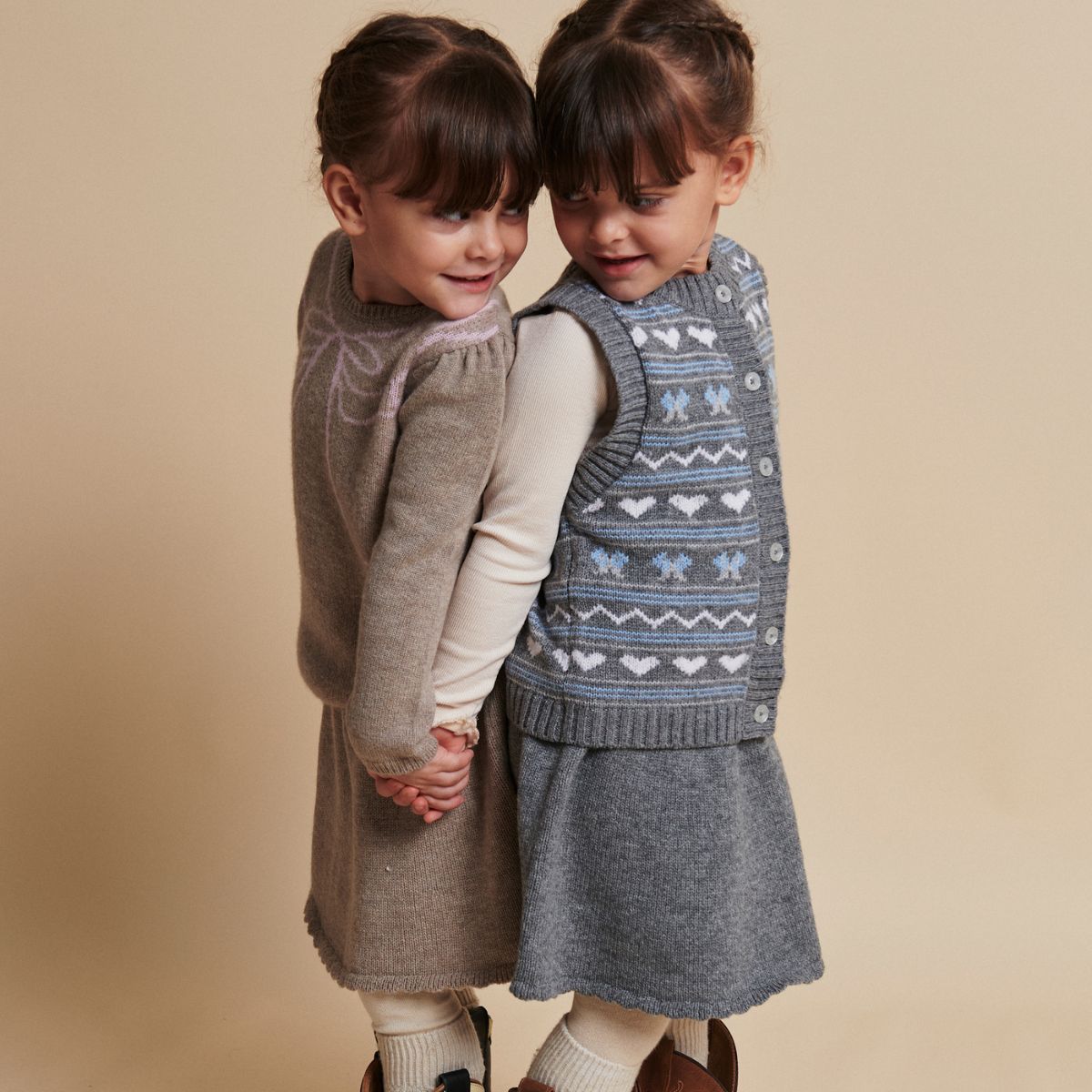 Het Copenhagen Colors cashmere rokje sand melange is een zacht en warm rokje voor de winter. De beige basiskleur wordt speels aangevuld met roze details: ‘love’ op de voorkant, een hartje achterop. VanZus
