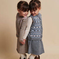 Het Copenhagen Colors cashmere rokje sand melange is een zacht en warm rokje voor de winter. De beige basiskleur wordt speels aangevuld met roze details: ‘love’ op de voorkant, een hartje achterop. VanZus