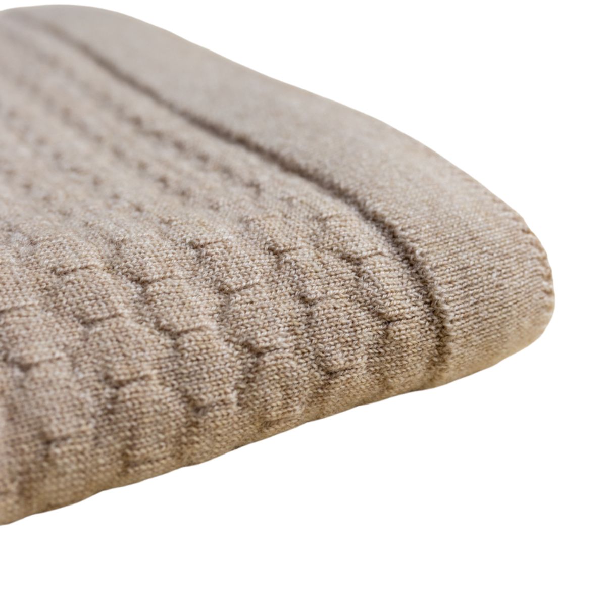 Deken frankie van Hvid, in sand, biedt warmte en comfort voor je baby met zacht merino lamswol. Aan twee kanten te gebruiken. Gebruik als deken of wikkeldoek. In twee kleuren. VanZus