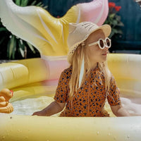 Is het Sunnylife zwembad mermaid in de kleur ombre niet één van de schattigste zwembaden die je ooit gezien hebt? Het zwembad is gemaakt in vrolijke in elkaar overlopende kleuren en heeft een omgekeerde zeemeerminnenstaart. VanZus
