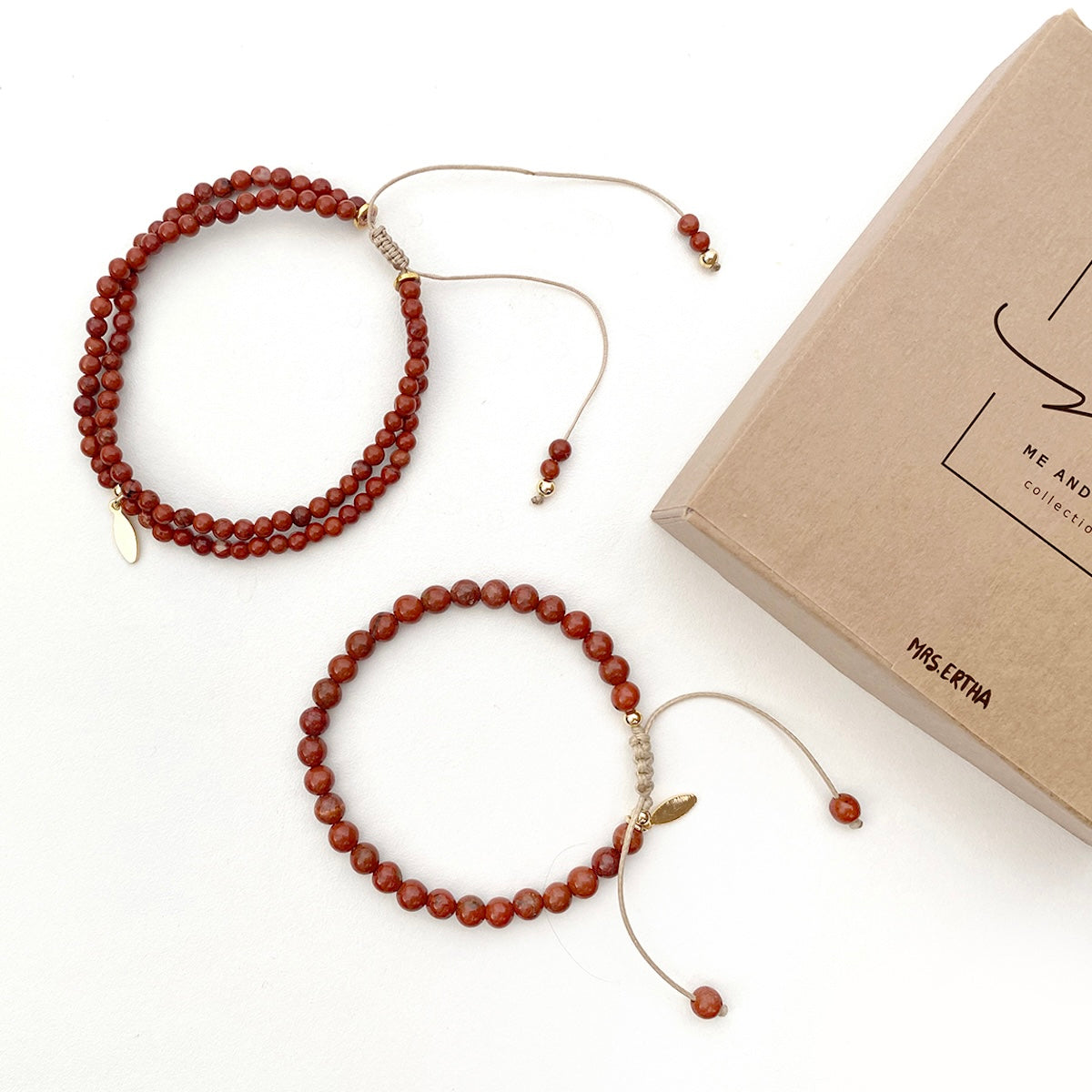 Hoe lief is dit? De me and mom armbanden set in de variant red jasper kan je deze met je kleintje! In deze lieve set zitten twee armbandjes. Met 24-karaats vergulde koperen onderdelen zijn het unieke armbanden, een symbool van jullie onvoorwaardelijke liefde en bijzondere band. VanZus