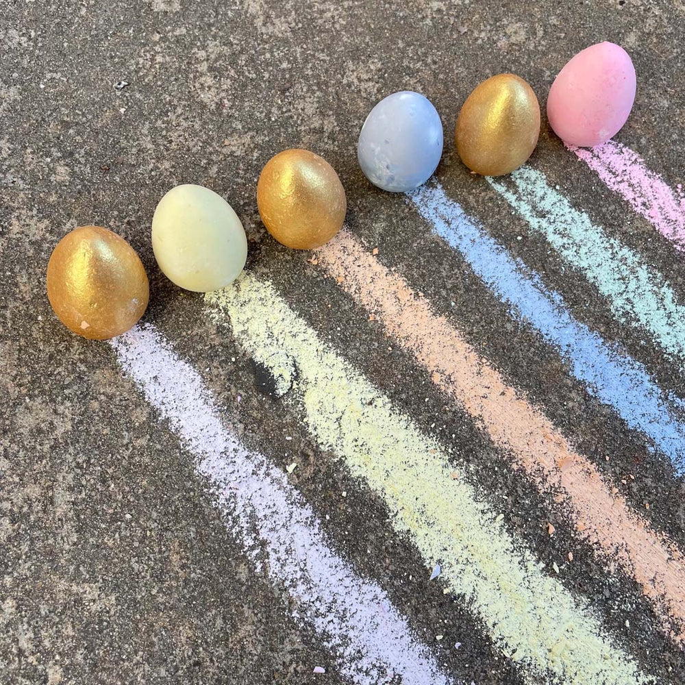 Voor creatieve kindjes: stoepkrijt bunny's eggs van het merk TWEE. Een set van 6 eieren in verschillende kleuren. Biologisch afbreekbaar, herbruikbaar en niet toxisch en plasticvrij. VanZus