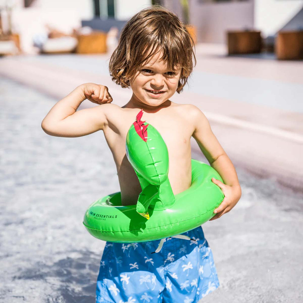 De Swim Essentials split zwemband 56 cm dinosaur is het perfecte accessoire voor jouw kindje tijdens een dagje bij het zwembad of de zee. Deze leuke zwemband heeft de looks van een groene dinosaurus. VanZus.