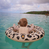 De Swim Essentials baby zwemband beige leopard is het perfecte accessoire wanneer je samen met je kleintje gaat zwemmen. Dankzij deze babyfloat kan je kleintje ontspannen en veilig ronddobberen in het water. VanZus.