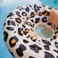 De Swim Essentials baby zwemband beige leopard is het perfecte accessoire wanneer je samen met je kleintje gaat zwemmen. Dankzij deze babyfloat kan je kleintje ontspannen en veilig ronddobberen in het water. VanZus.