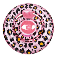 De Swim Essentials baby zwemband rose gold leopard is het perfecte accessoire wanneer je samen met je kleintje gaat zwemmen. Dankzij deze babyfloat kan je kleintje ontspannen en veilig ronddobberen in het water. VanZus.