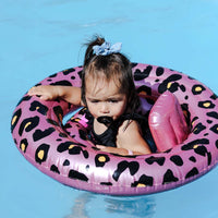 De Swim Essentials baby zwemband rose gold leopard is het perfecte accessoire wanneer je samen met je kleintje gaat zwemmen. Dankzij deze babyfloat kan je kleintje ontspannen en veilig ronddobberen in het water. VanZus.