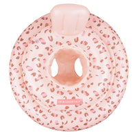 De Swim Essentials baby zwemband old pink leopard is het perfecte accessoire wanneer je samen met je kleintje gaat zwemmen. Dankzij deze babyfloat kan je kleintje ontspannen en veilig ronddobberen in het water. VanZus.