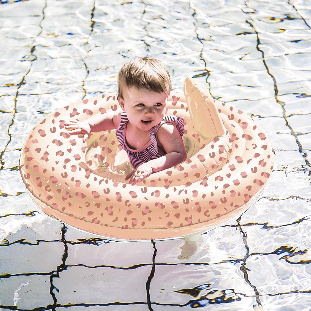 De Swim Essentials baby zwemband old pink leopard is het perfecte accessoire wanneer je samen met je kleintje gaat zwemmen. Dankzij deze babyfloat kan je kleintje ontspannen en veilig ronddobberen in het water. VanZus.
