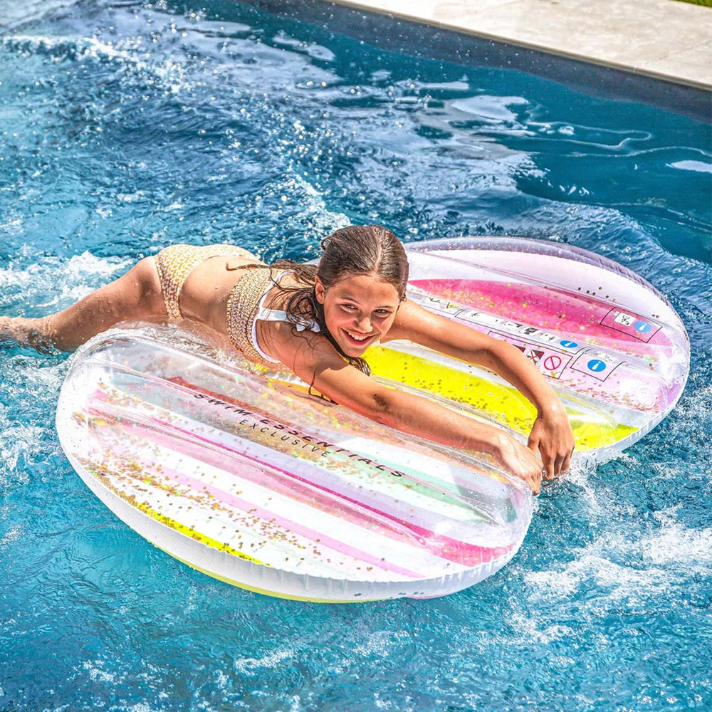 Het Swim Essentials luchtbed 150 cm rainbow heart is deze zomer de beste vriend van jouw kindje! Lekker de hele dag chillen in het zwembad. Dankzij het XL formaat is dit luchtbed ook geschikt voor grote kinderen. VanZus.