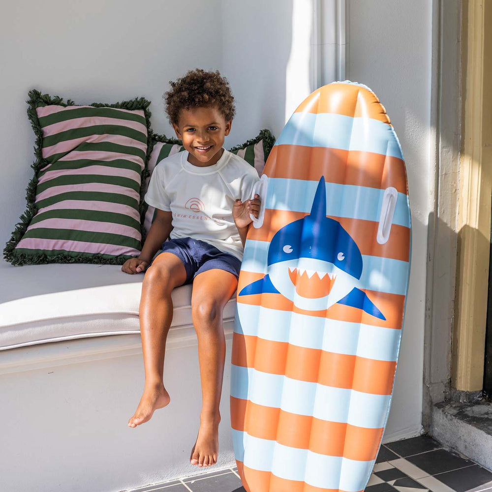 Het Swim Essentials luchtbed 120 cm surfboard shark stripes is een super leuk accessoire voor jouw kindje tijdens een dagje bij het zwembad of de zee. Dit leuke opblaasbare surfboard zorgt voor veel plezier! VanZus.