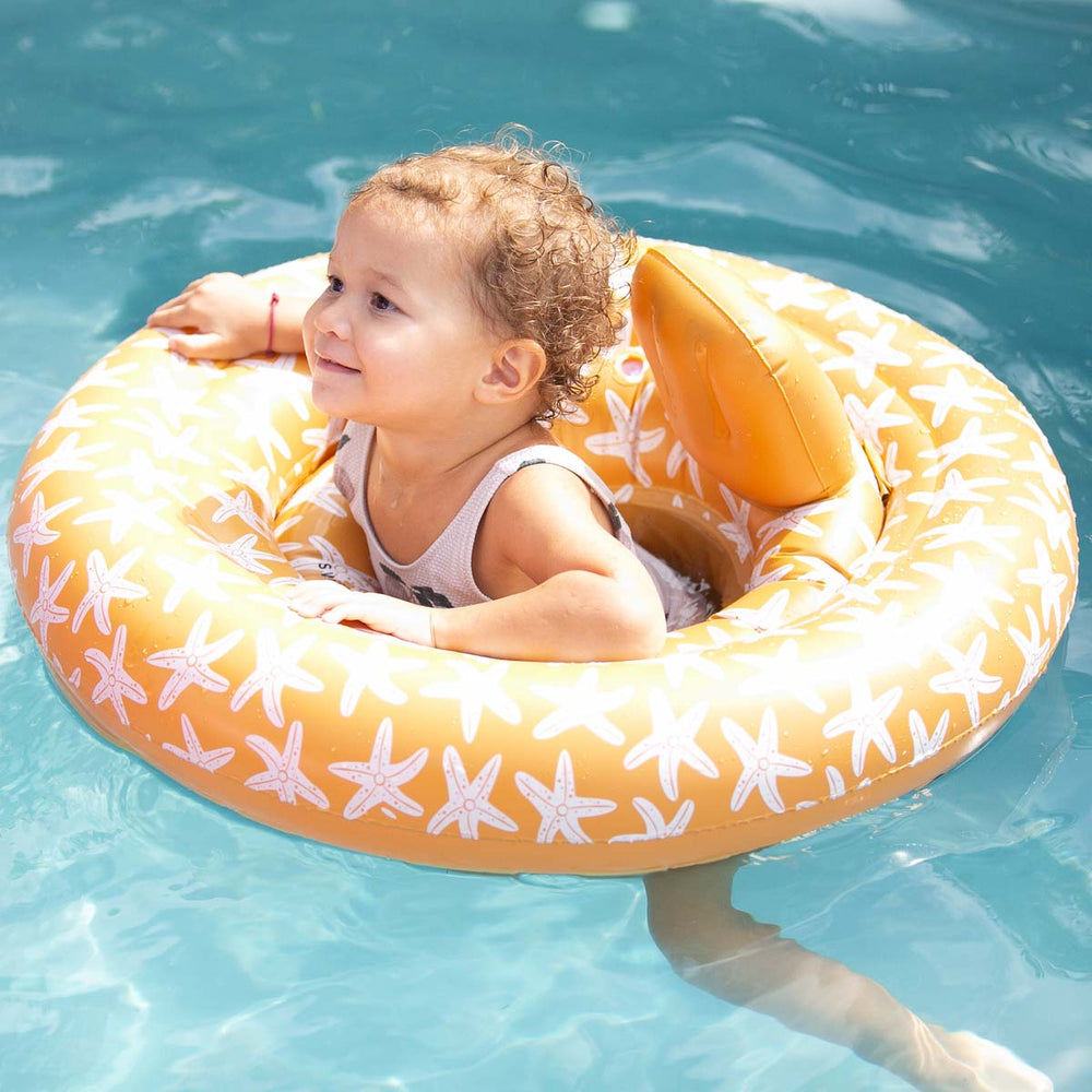De Swim Essentials baby zwemband sea stars is het perfecte accessoire wanneer je samen met je kleintje gaat zwemmen. Dankzij deze babyfloat kan je kleintje ontspannen en veilig ronddobberen in het water. VanZus.