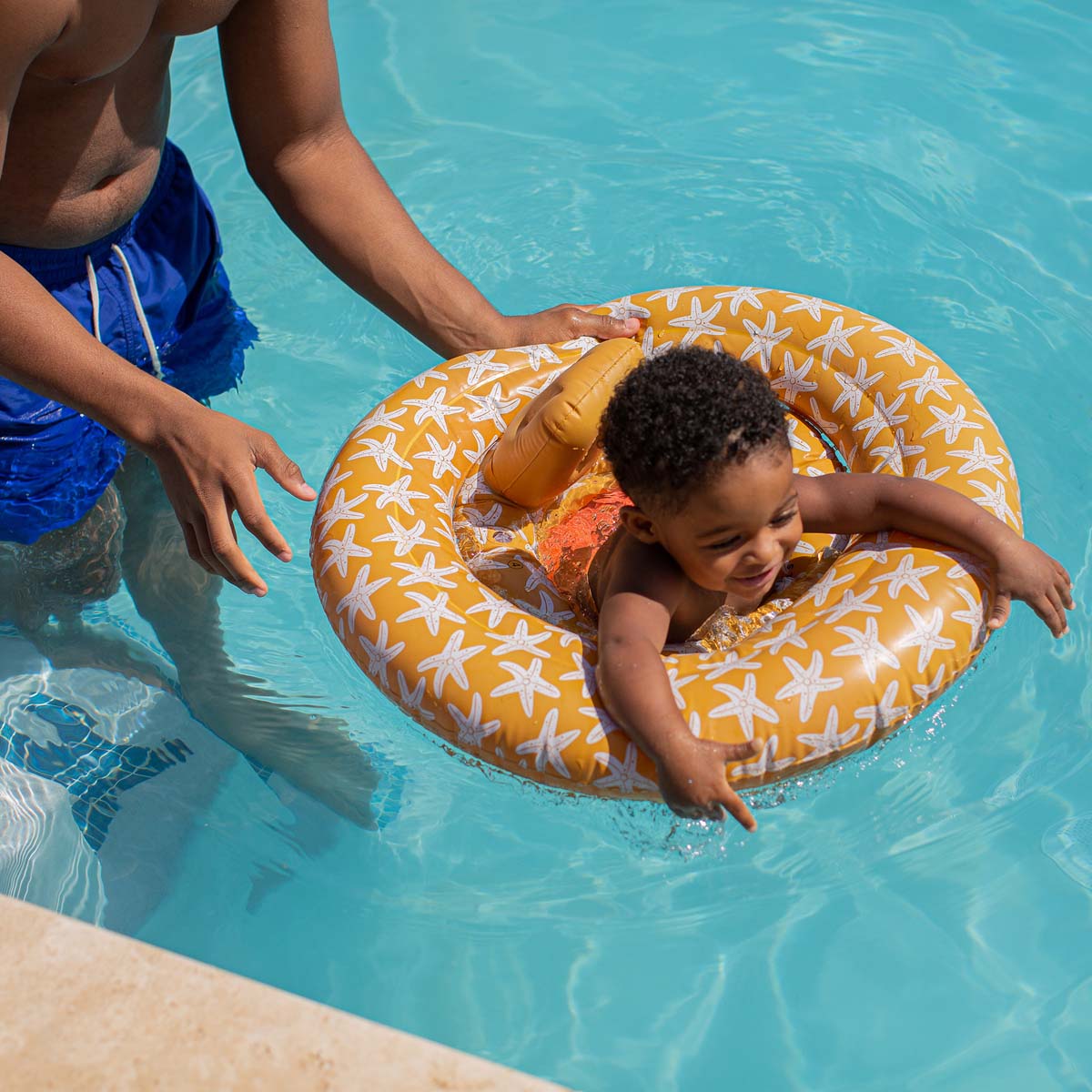 De Swim Essentials baby zwemband sea stars is het perfecte accessoire wanneer je samen met je kleintje gaat zwemmen. Dankzij deze babyfloat kan je kleintje ontspannen en veilig ronddobberen in het water. VanZus.