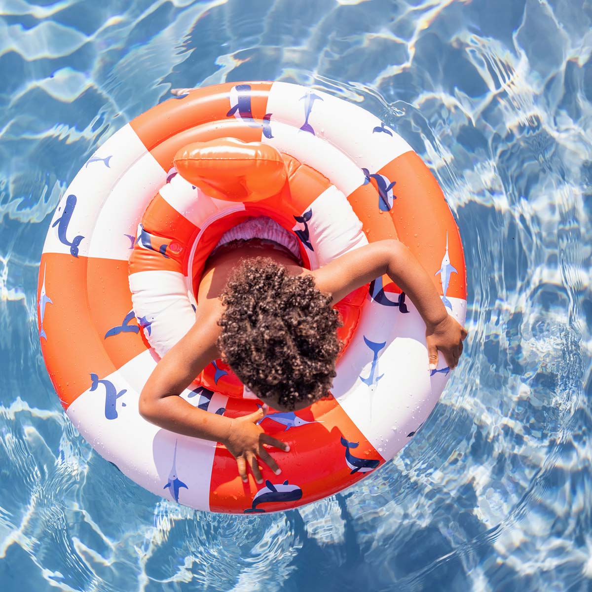 De Swim Essentials baby zwemband red white whale is het perfecte accessoire wanneer je samen met je kleintje gaat zwemmen. Dankzij deze babyfloat kan je kleintje ontspannen en veilig ronddobberen in het water. VanZus.