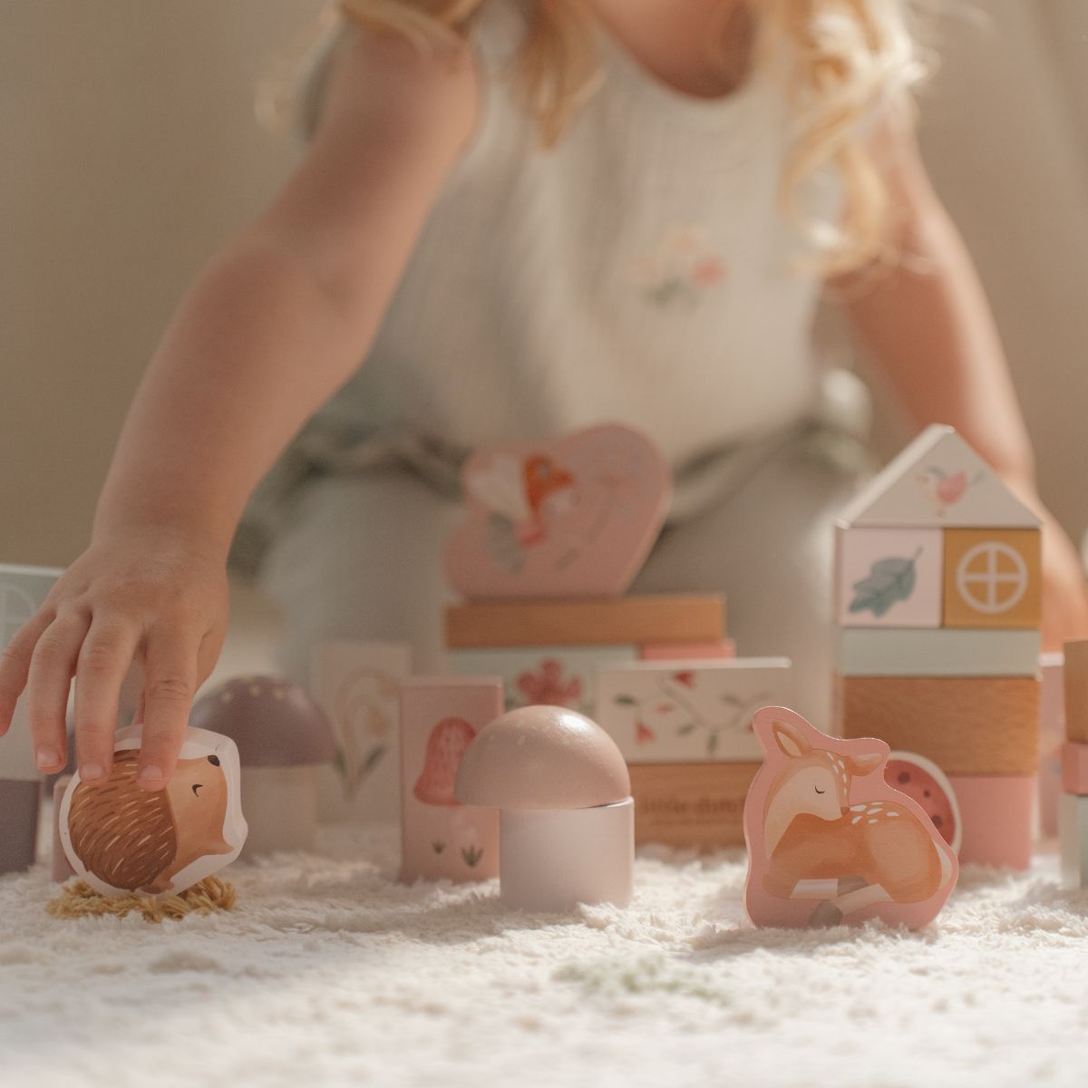 Voor kleine bouwers: de Little Dutch bouwblokken uit de fairy garden-collectie! Deze kleurrijke houten blokken stimuleren creativiteit en motoriek. Ideaal voor kinderen vanaf 2 jaar! VanZus