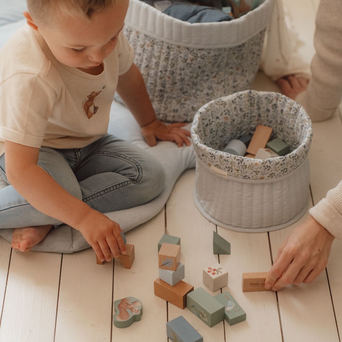 Voor kleine bouwers: de Little Dutch bouwblokken uit de forest friends-collectie! Deze kleurrijke houten blokken stimuleren creativiteit en motoriek. Ideaal voor kinderen vanaf 2 jaar! VanZus