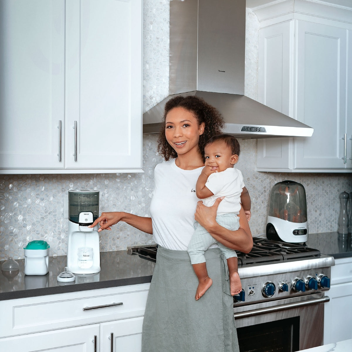 Met de Baby Brezza instant warmer warmwaterdispenser heb je altijd direct warm water voor de fles op de juiste temperatuur: niet meer in het holst van de nacht wachten op de flessenwarmer! Je hoeft alleen nog maar melkpoeder toe te voegen en binnen een paar seconden ben je klaar om te voeden.  VanZus