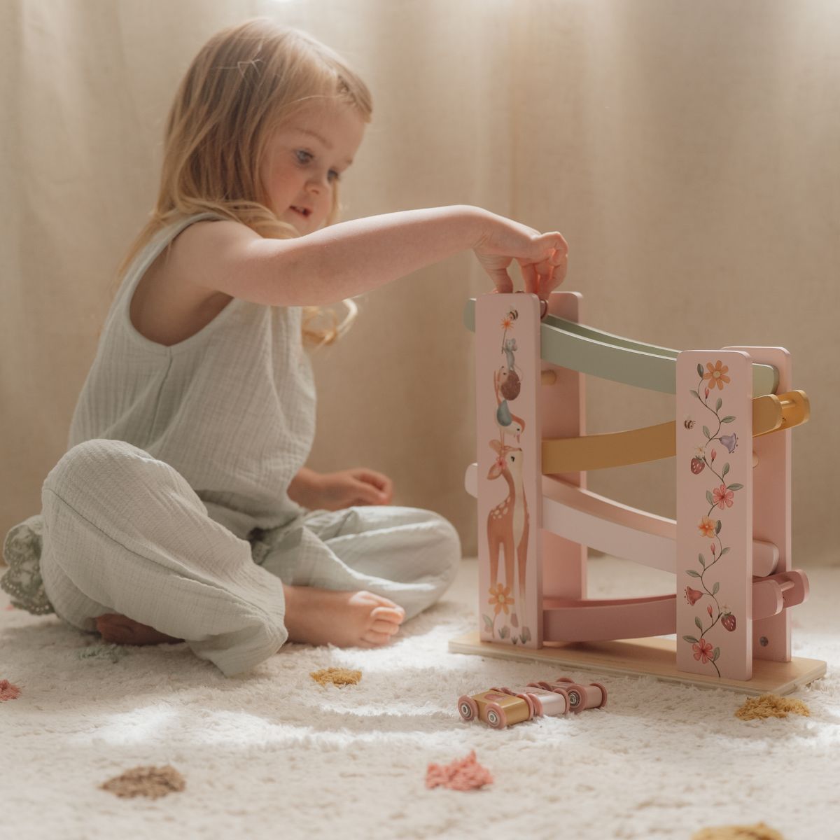 Geniet van uren speelplezier met de Little Dutch houten rollerbaan in het fairy garden-thema. Ideaal voor kinderen vanaf 18 maanden, met pastelkleuren en stevige constructie. VanZus