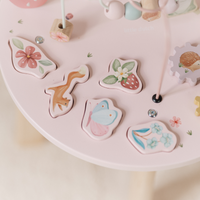 Ontdekken maar! De fairy garden activiteitentafel van het merk Little Dutch zit boordevol leuke spelletjes voor kleine ontdekkers. Ontwikkelen, spelen en plezier maken. VanZus