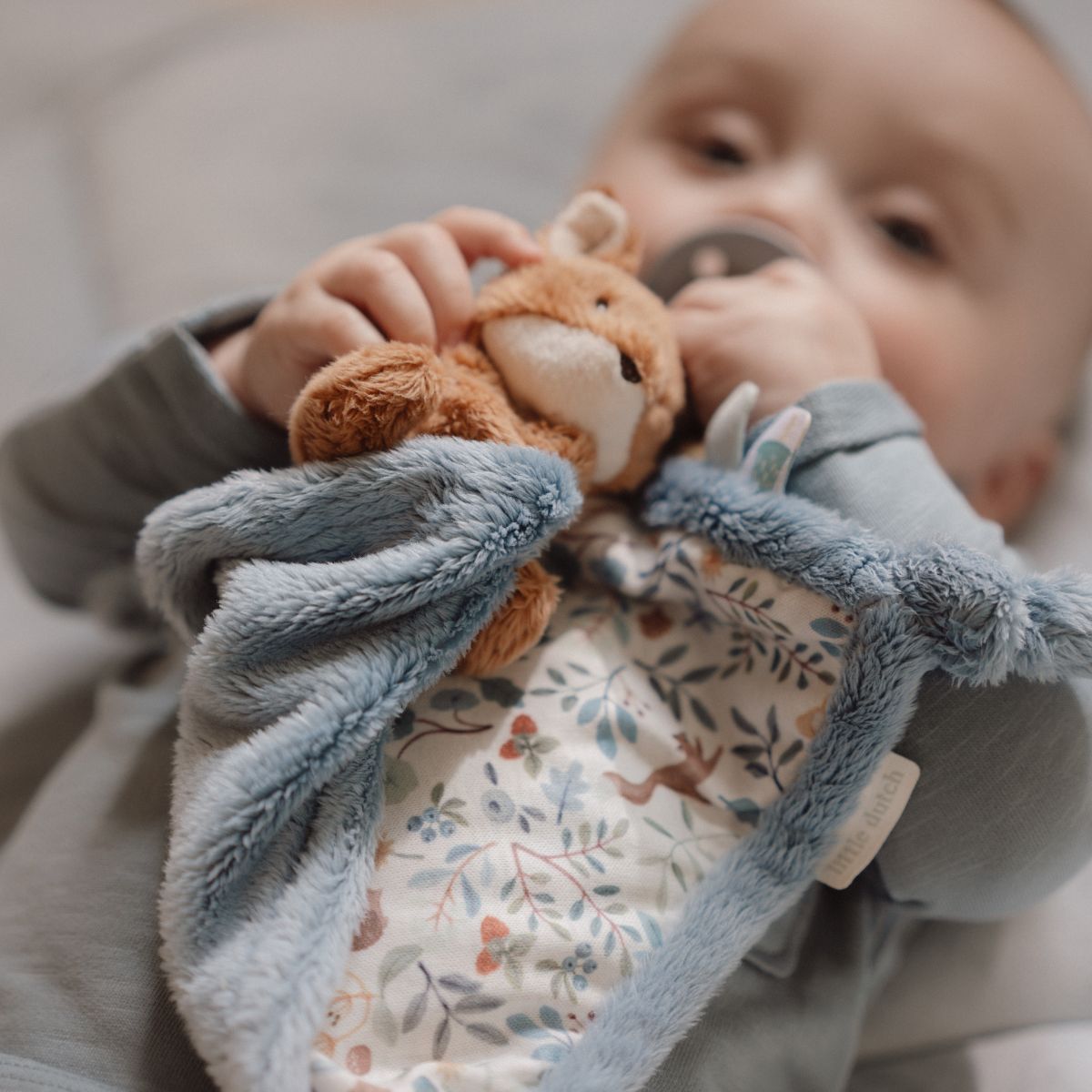 Het knuffeldoekje print vos uit de lijn forest friends van Little Dutch is praktisch en leuk:  een zacht knuffelbaar vosje en een lusje om de speen aan vast te maken. Ideaal voor thuis en onderweg. VanZus