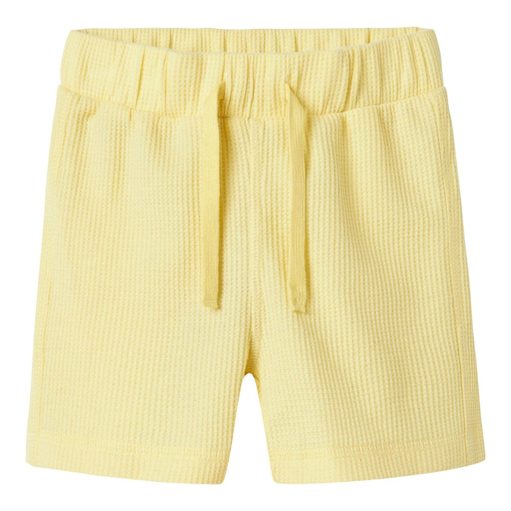 Creëer een relaxte en hippe look met deze jago short in de kleur lemon meringue van het merk Name It! Deze short is gemaakt van katoen en polyester en zit dan ook heel comfortabel en voelt zacht aan. VanZus