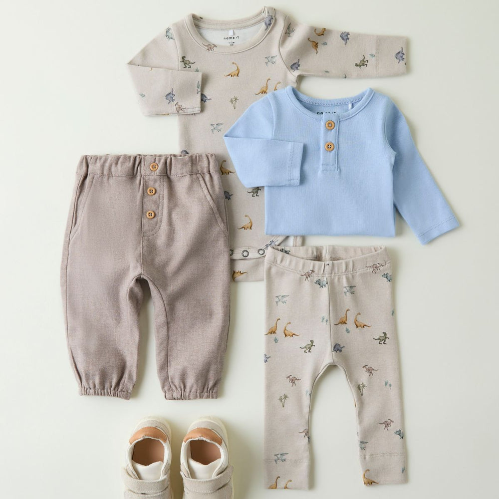 Creëer schattige en comfortabele outfits voor je kleintje met dit faurus xslim rompertje in de kleur nacreous cloud van het merk Name It. Deze mooie romper is gemaakt van onder andere biologisch katoen en elastaan, en heeft een extra slim fit. VanZus