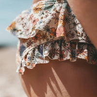 De Salted Stories flower bud x sparkly fleurs zwembroekjes shortbread komen in een handige 2-pack. Beide broekjes hebben een andere bloemenprint, superschattig! Zo kun je fijn afwisselen voor jouw kleintje. VanZus