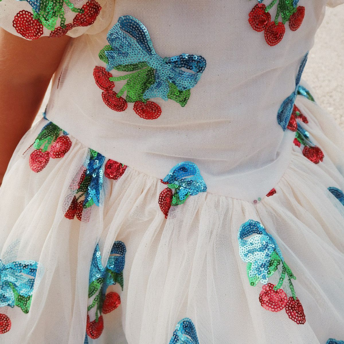 Roze met glitters én kersjes?! De heartlily jurk met pailletten in de kleur amarena sequin van het merk Konges Slojd is een absolute showstopper! Deze jurk is helemaal bezaaid met glinsterende kersen. VanZus
