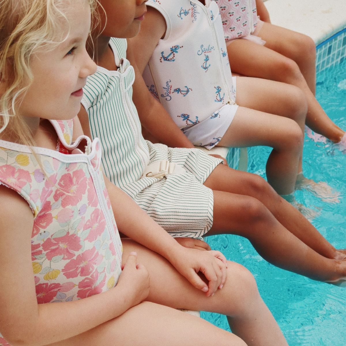 Het Konges Slojd avery zwemvest in de kleur fleur anglaise is een onmisbaar accessoire voor jouw kleine waterliefhebber. Dit zwemvestje biedt optimale veiligheid en ondersteuning tijdens het zwemmen, dankzij de hoogwaardige neopreen materialen. VanZus