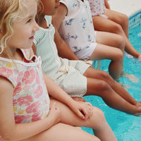Het Konges Slojd avery zwemvest in de kleur fleur anglaise is een onmisbaar accessoire voor jouw kleine waterliefhebber. Dit zwemvestje biedt optimale veiligheid en ondersteuning tijdens het zwemmen, dankzij de hoogwaardige neopreen materialen. VanZus