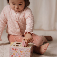 Zoek de juiste openingen met de houten vormenstoof fairy garden van Little Dutch. Leer op een speelse manier vormen en kleuren te herkennen. Helpt bij het ontwikkelen van de hand-oog coördinatie. VanZus