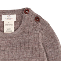 Het Copenhagen Colors merino rib rompertje natural melange is gemaakt van 100% Merinowol. Dit natuurlijke materiaal reguleert de temperatuur en is zacht voor de huid. VanZus