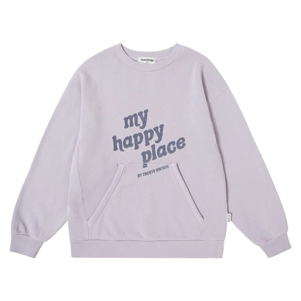 Kruip lekker weg in het pockets sweatshirt marron van het Spaanse merk Tocoto Vintage.  Paarse kleur sweater met met blauwe tekst ‘My happy place’ met handige buidel. VanZus