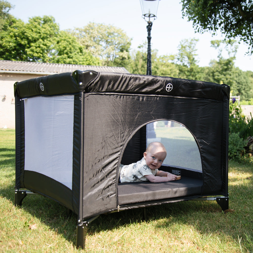 De Ding inklapbare box deluxe zwart is een handige oplossing voor ouders die hun kinderen graag overal mee naartoe nemen. De box is eenvoudig in- en uit te klappen dankzij het 'paraplu principe', waardoor het opzetten en afbreken van de box in een handomdraai gebeurt. VanZus