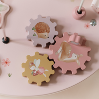 Ontdekken maar! De fairy garden activiteitentafel van het merk Little Dutch zit boordevol leuke spelletjes voor kleine ontdekkers. Ontwikkelen, spelen en plezier maken. VanZus