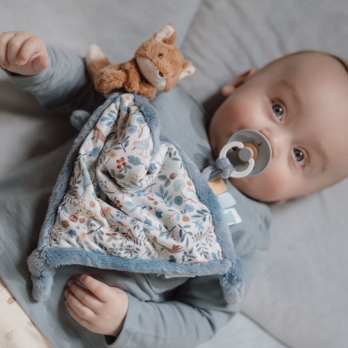 Het knuffeldoekje print vos uit de lijn forest friends van Little Dutch is praktisch en leuk:  een zacht knuffelbaar vosje en een lusje om de speen aan vast te maken. Ideaal voor thuis en onderweg. VanZus