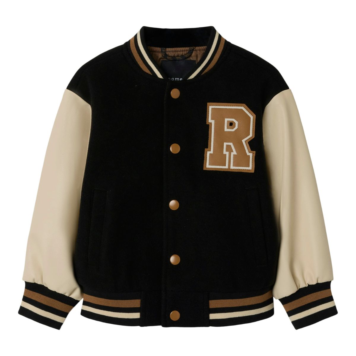 Je kind ziet er direct superstoer uit in dit momby varsity bomber jasje in de kleur black van het merk Name It. Dit jasje heeft een stoer varsity jacket design en houd je kindje lekker warm als het buiten wat frisser is. VanZus