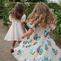 Roze met glitters én kersjes?! De heartlily jurk met pailletten in de kleur amarena sequin van het merk Konges Slojd is een absolute showstopper! Deze jurk is helemaal bezaaid met glinsterende kersen. VanZus
