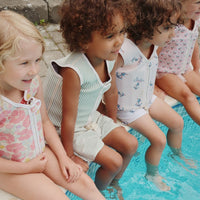 Het Konges Slojd avery zwemvest in de kleur fleur anglaise is een onmisbaar accessoire voor jouw kleine waterliefhebber. Dit zwemvestje biedt optimale veiligheid en ondersteuning tijdens het zwemmen, dankzij de hoogwaardige neopreen materialen. VanZus