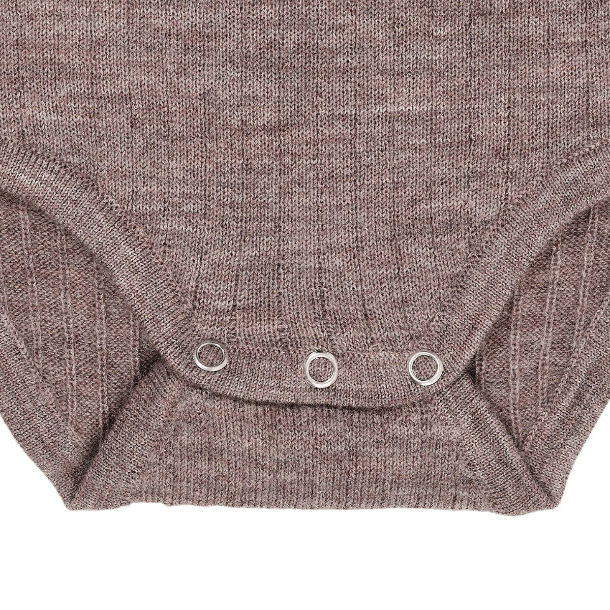 Het Copenhagen Colors merino rib rompertje natural melange is gemaakt van 100% Merinowol. Dit natuurlijke materiaal reguleert de temperatuur en is zacht voor de huid. VanZus