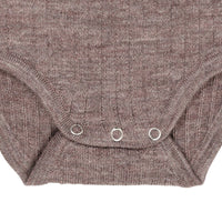 Het Copenhagen Colors merino rib rompertje natural melange is gemaakt van 100% Merinowol. Dit natuurlijke materiaal reguleert de temperatuur en is zacht voor de huid. VanZus