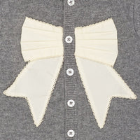 Het Copenhagen Colors cashmere vestje poplin bow dark grey melange/cream is een warme laag met een klassiek accent. De grijze kleur vormt een mooi contrast met de witte strik aan de voorkant. VanZus