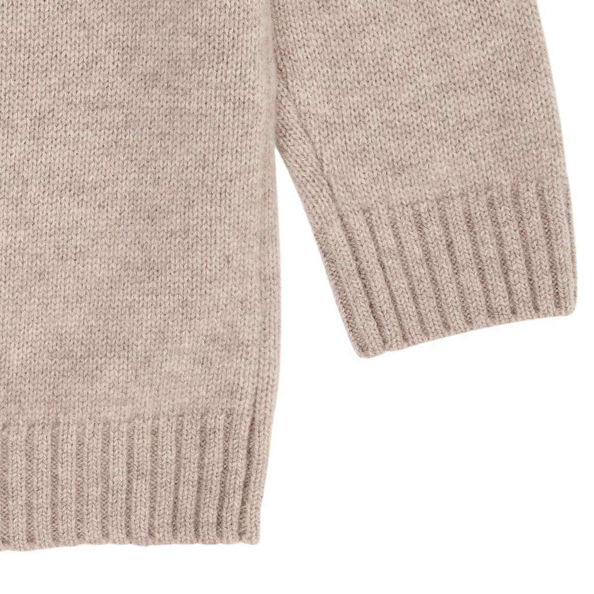 De Copenhagen Colors cashmere classic trui camel melange is een hoogwaardige basic voor de wintergarderobe. De warme beige kleur past overal bij. VanZus