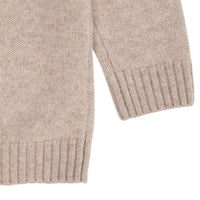 De Copenhagen Colors cashmere classic trui camel melange is een hoogwaardige basic voor de wintergarderobe. De warme beige kleur past overal bij. VanZus